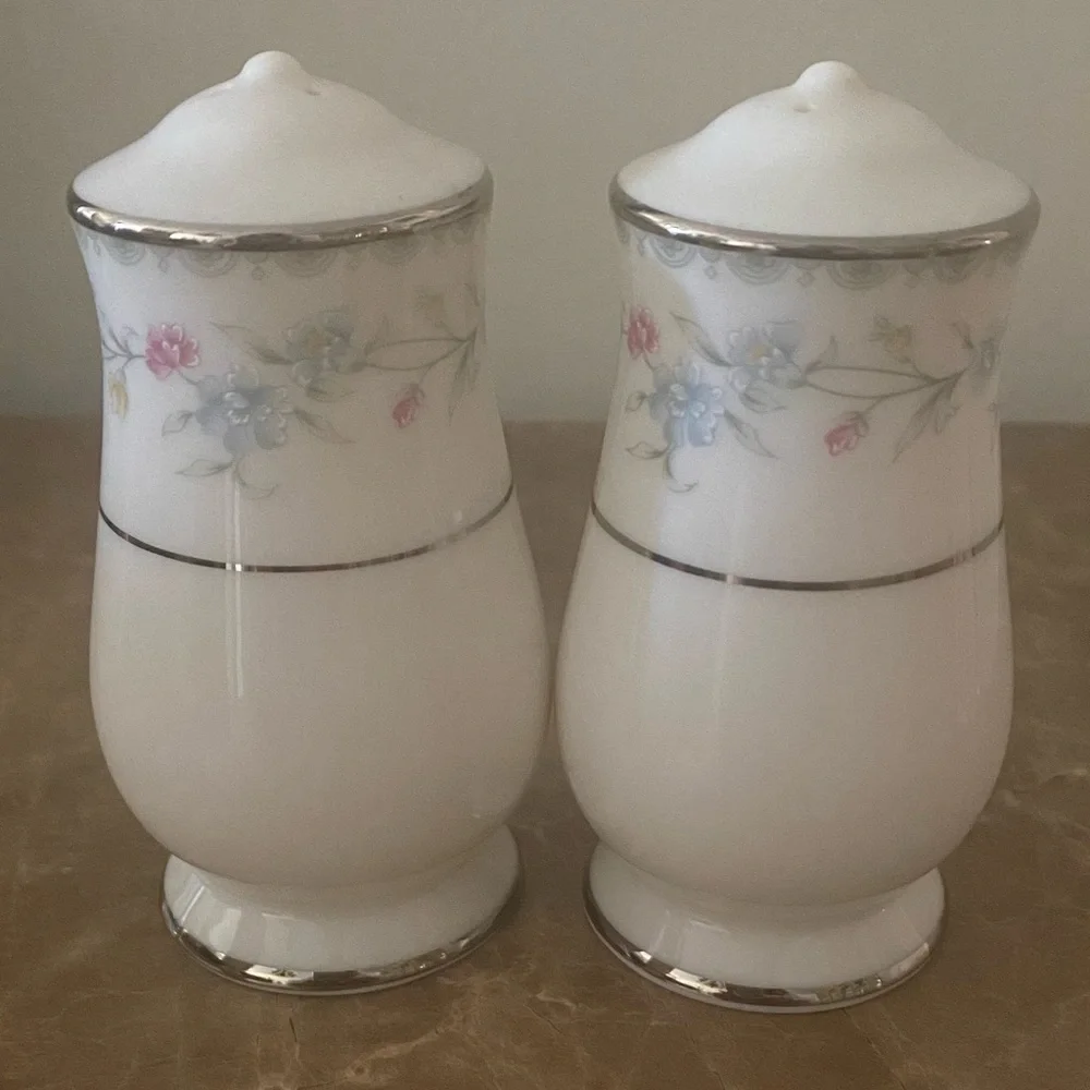 Gorham Vintage Snow Rose Salt & Pepper Shakers 3” Platinum Trim - Flowers - Picture 4 of 10